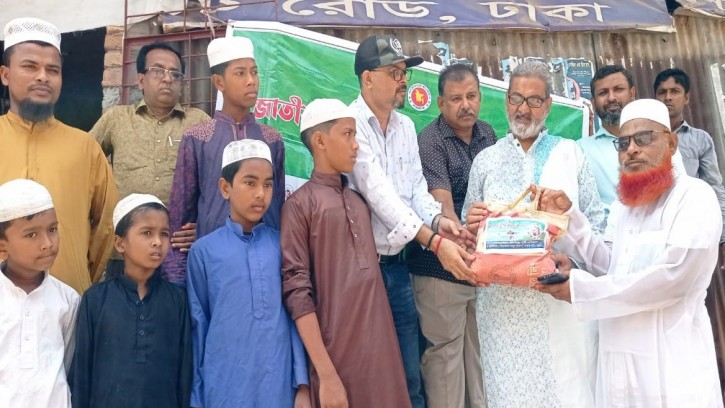 পাইকগাছায় শিশুদের মাঝে পুষ্টিকর খাবার বিতরণ