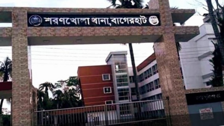 শরণখোলায় স্ত্রীর স্বীকৃতি পেতে যুবকের বাড়িতে তরুণীর অনশন