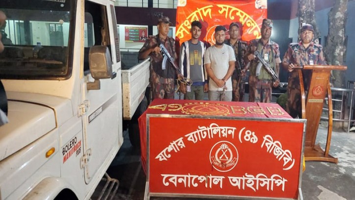 বেনাপোলে ১১২ টি স্বর্ণেরবারসহ দুই পাচারকারী আটক