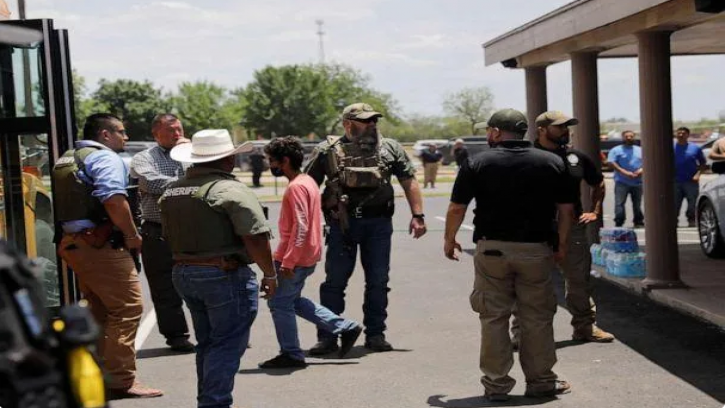  টেক্সাসে স্কুলে বন্দুকধারীর হামলায় ১৮ শিশুসহ নিহত ২১