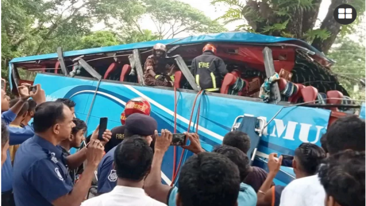  বরিশালে গাছের সঙ্গে বাসের ধাক্কায় ৮ যাত্রী নিহত
