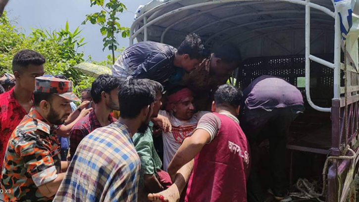 থানচিতে মাইক্রোবাস খাদে পড়ে বুয়েটের দুই কর্মচারী নিহত