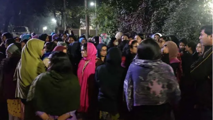 মধ্যরাতে ভিসির বাসভবনের সামনে জাবি ছাত্রীদের অবস্থান