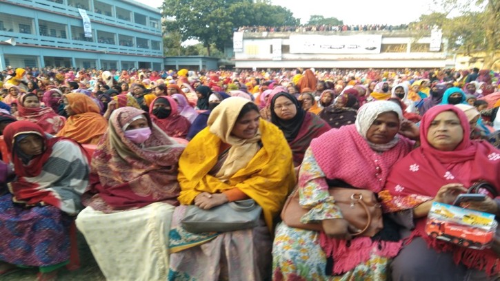 শিবগঞ্জে আ.লীগের স্বতন্ত্র প্রার্থীর পথ সভায় নারীদের উপচে পড়া ভীড়