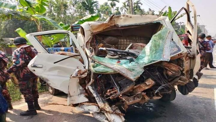 পলাশবাড়ীতে বাস ও বিজিবির টহল পিকআপ সংঘর্ষে নিহত ১