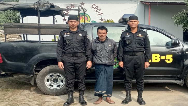 শিবগঞ্জে র‌্যাবের হাতে অস্ত্র, গুলি ও ম্যাগজি সহ এক বৃদ্ধ