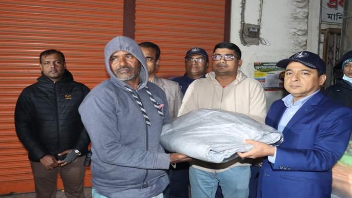 মানিকগঞ্জে পুলিশ সুপারের শীতবস্ত্র বিতরণ