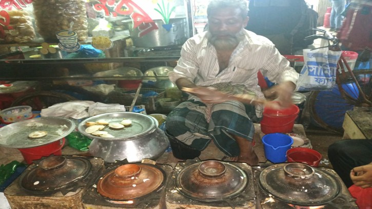 পিরোজপুরের ফুটপাতে সন্ধ্যা হলেই পিঠা বিক্রির ধুম পড়ে