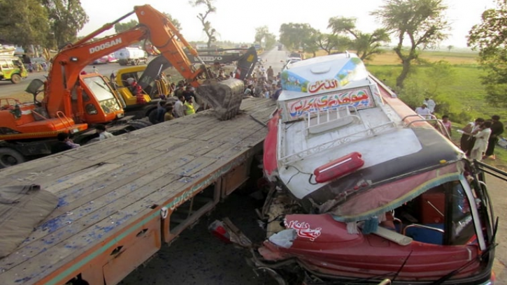 পাকিস্তানে বাস দুর্ঘটনায় দগ্ধ ৪৪ জনের প্রাণহানি