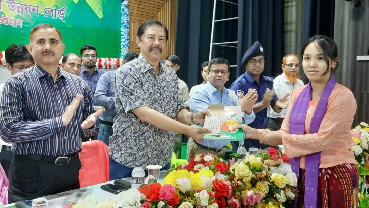 বান্দরবানে শিক্ষা বৃত্তি বিতরণ করলেন পার্বত্য মন্ত্রী 