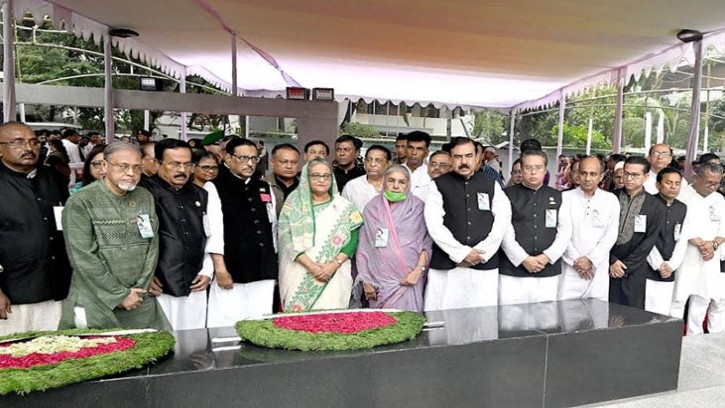 মুজিবনগর দিবসে বঙ্গবন্ধুর প্রতিকৃতিতে আওয়ামী লীগসহ বিভিন্ন সংগঠনের শ্রদ্ধা