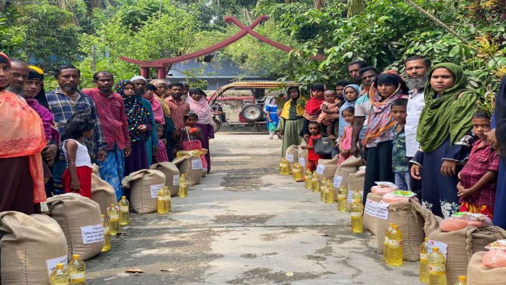 পিরোজপুরে রেমালে ক্ষতিগ্রস্তদের মাঝে ওয়ার্ল্ড ভিশনের খাদ্য সহায়তা 