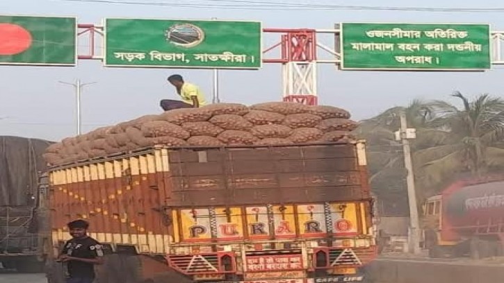 ভোমরা স্থলবন্দর দিয়ে পেঁয়াজ আমদানি শুরু