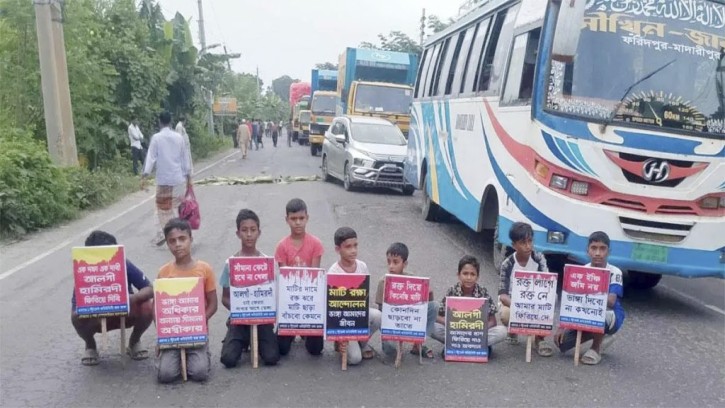 যে  কারণে ঢাকার সঙ্গে ২১ জেলার সড়ক যোগাযোগ বিচ্ছিন্ন