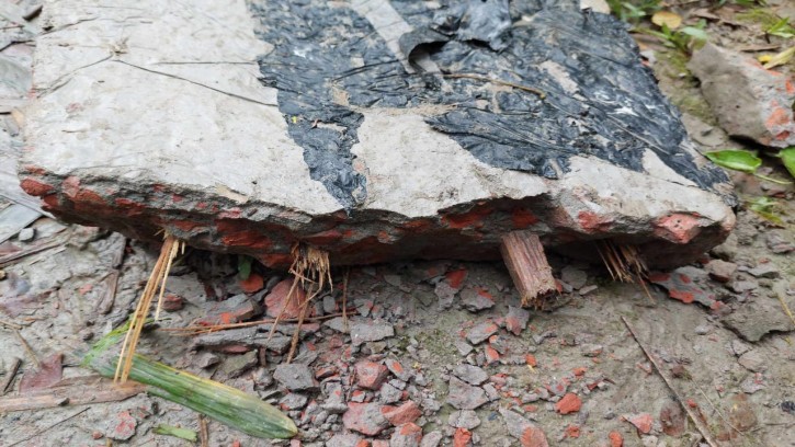 এলজিইডির ব্রিজের স্লাবে রডের পরিবর্তে সুপারী গাছের চেরা