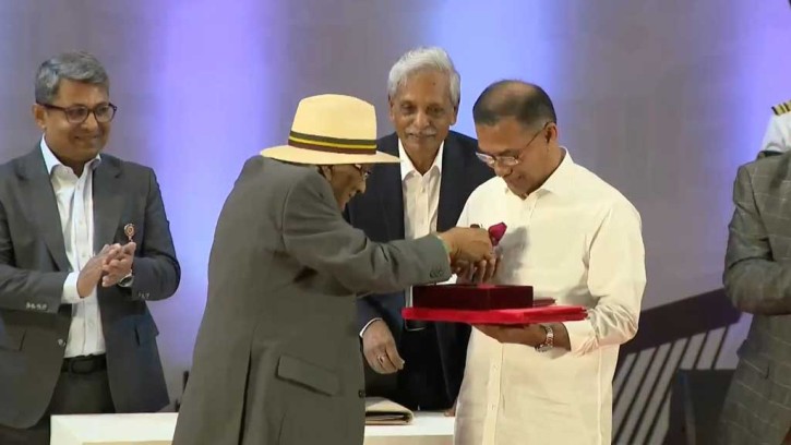 একুশে পদক তুলে দিলেন প্রধানমন্ত্রী তারেক রহমান