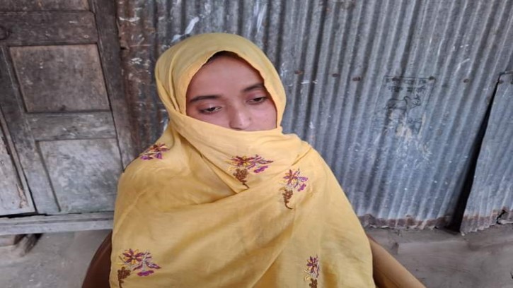 গোবিন্দগঞ্জে বিয়ের দাবিতে প্রেমিকের বাড়িতে প্রেমিকার অবস্থান