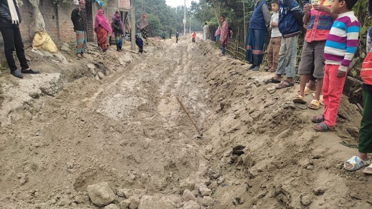 শিবগঞ্জে রাস্তা পাঁকাকরণে অনিয়মের অভিযোগ