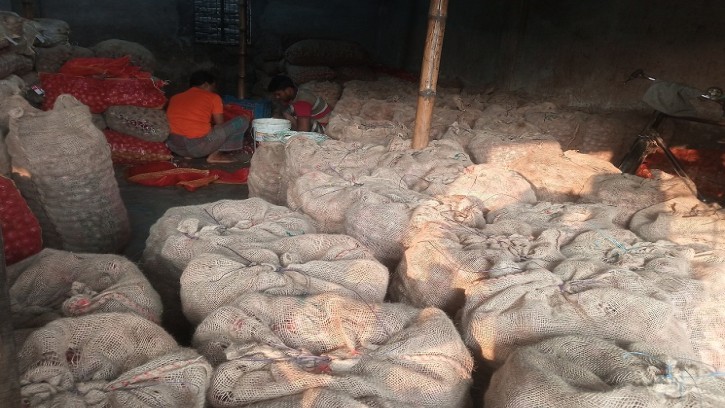 চাঁপাইনবাবগঞ্জে পেঁয়াজের দরে আগুন