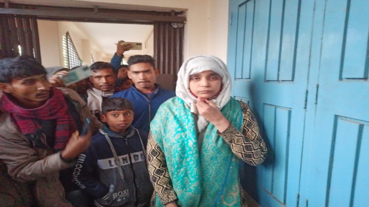 শিবগঞ্জে ৮মাস আগের মৃত ববিতা স্বামীসহ বাড়ি  ফিরে আসায় তোড়পাড়