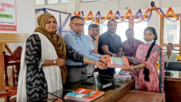 পিরোজপুরে ওয়ার্ল্ড ভিশনের শিক্ষা উপকরণ বিতরন