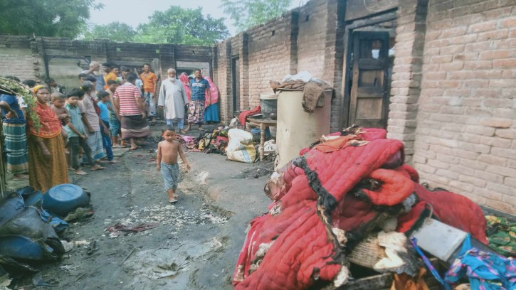 শিবগঞ্জে আগুনে পুড়ল ৫টি বসতঘর