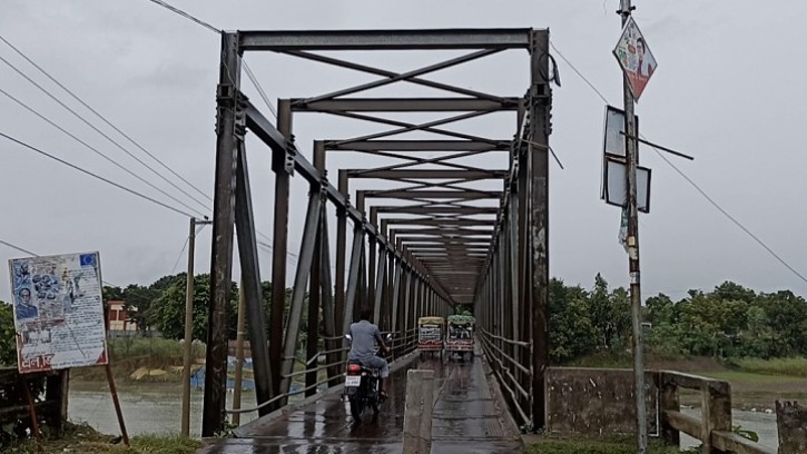 শিবগঞ্জে ঝুঁকিপূর্ণ বেইলি ব্রীজের ওপর দিয়েই চলছে ৬ ইউনিয়নের মানুষ