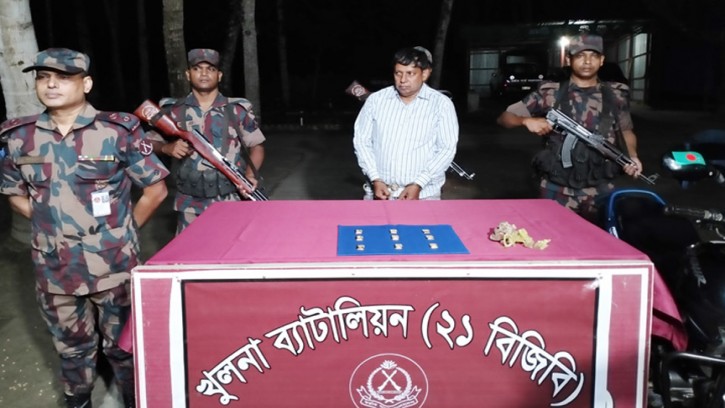 মোটর সাইকেলে লুকিয়ে নিয়ে যাচ্ছিল এক কেজি স্বর্ণের বার