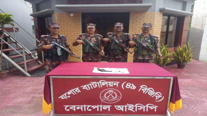 বেনাপোলে বিজিবির ধাওয়া খেয়ে পিস্তল ও ৩ রাউন্ড গুলি ফেলে পালাল এক চোরাকারবারি