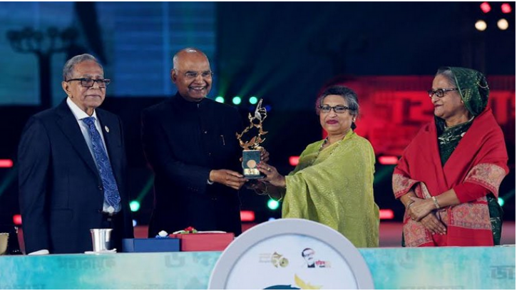 ভারতের রাষ্ট্রপতির হাতে মুজিব চিরন্তন শ্রদ্ধাস্মারক তুলে দিলেন শেখ রেহানা