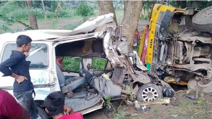  নাটোরে ট্রাক-মাইক্রোবাস সংঘর্ষে নিহত ২