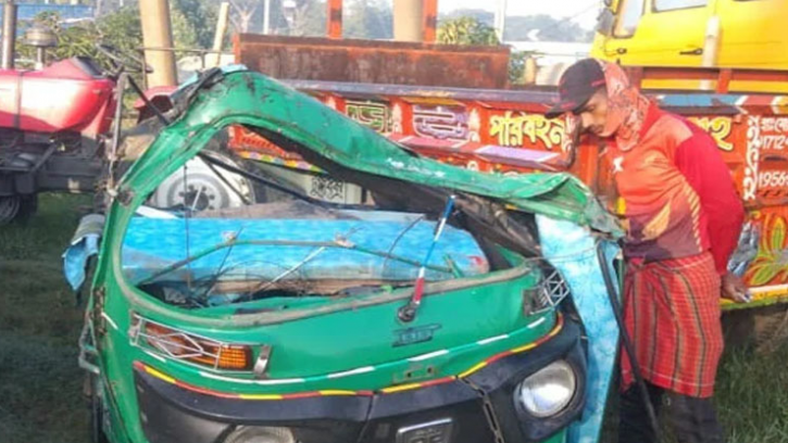 সরাইলে ট্রাকচাপায় তিন শ্রমিক নিহত