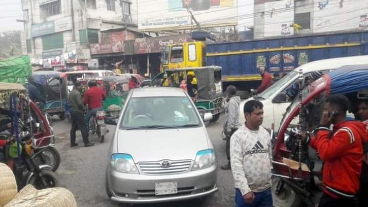 গোবিন্দগঞ্জে তীব্র যানজট, চরম দুর্ভোগে যাত্রীসহ স্থানীয়রা