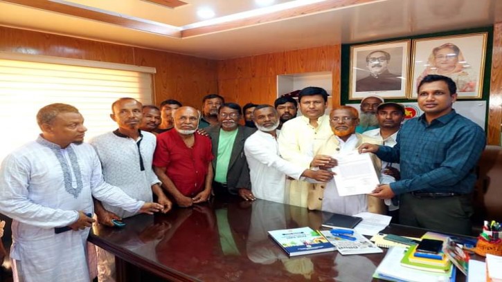 মহিমাগঞ্জ রেল স্টেশনে ট্রেনের যাত্রা বিরতির দাবিতে স্মারকলিপি প্রদান