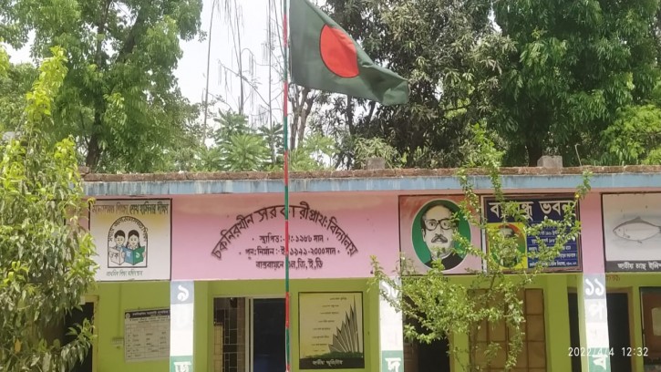 পত্নীতলার চকনিরখীন প্রাইমারি স্কুলে প্রশংসাপত্র নিতে গুনতে হচ্ছে টাকা