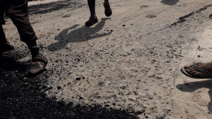 শিবগঞ্জে রাস্তা সংস্কারে অনিয়মের অভিযোগ