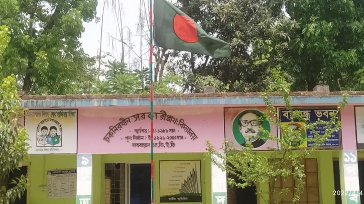 চকনিরখীন স্কুলের প্রধান শিক্ষিকার বিরুদ্ধে পোশাক বাণিজ্যের অভিযোগ