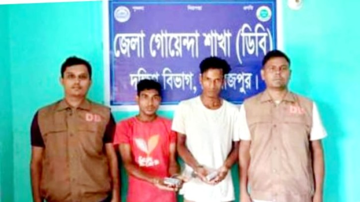 মঠবাড়িয়ায় দুই মাদক কারবারি আটক 