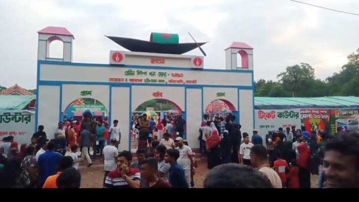 রাজবাড়ী বহরপু্র মাঠে জমে উঠেছে গ্রামীণ শিল্পপণ্য মেলা 