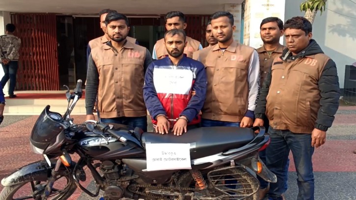 হাজিরা দিতে এসে পুলিশের মোটর সাইকেল চুরি