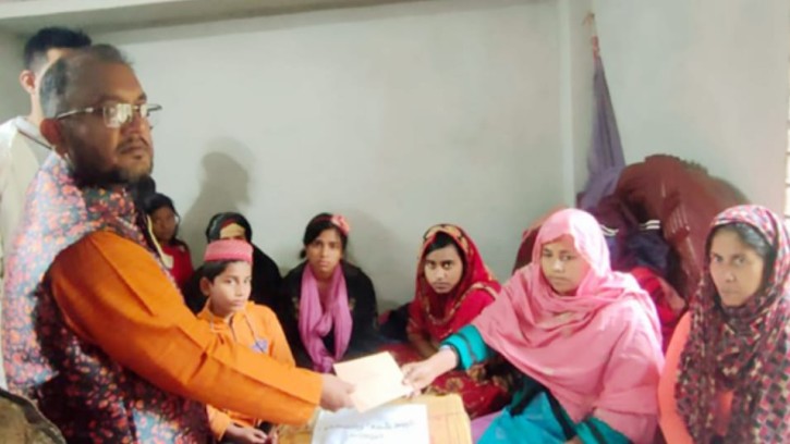 ফেরি ডুবিতে নিহত হুমায়ুন কবিরের পরিবারকে পিরোজপুর এসপির আর্থিক সহায়তা