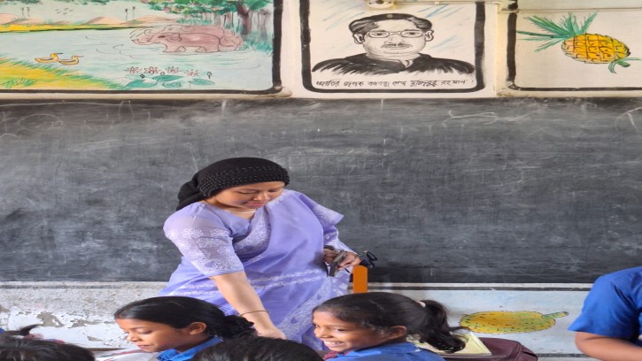 বঙ্গবন্ধুর স্মৃতিবিজড়িত প্রাথমিক বিদ্যালয় পরিদর্শনে গণশিক্ষা প্রতিমন্ত্রী