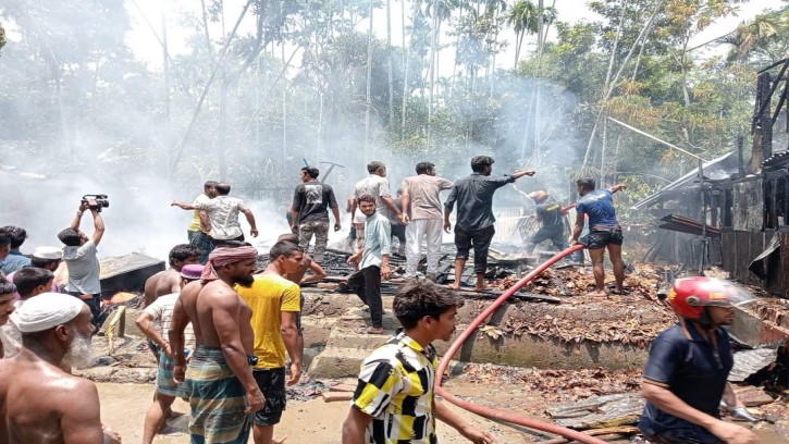 পিরোজপুরে আগুনে পুড়লো তিনটি বসত ঘর