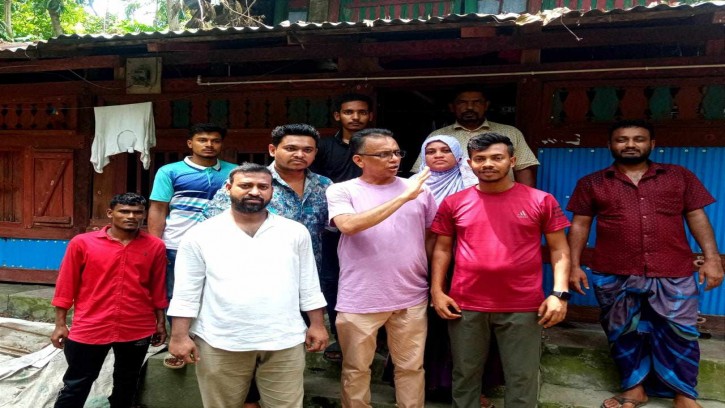 ইন্দুরকানিতে ঘূর্ণিঝড়ে ক্ষতিগ্রস্তদের মাঝে নতুন চেয়ারম্যান জিয়াউল আহসানের সহায়তা