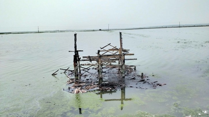 পাইকগাছায় চিংড়ী ঘেরে হামলা ও অগ্নিসংযোগ