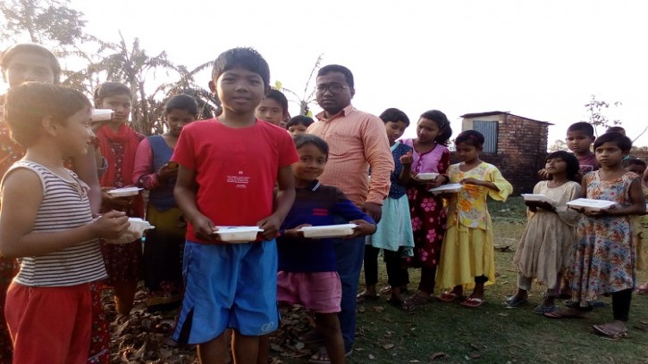 শিশুদের মাঝে 'স্বপ্ন যাত্রা'র শিশুদের মাঝে খাদ্য বিতরণ