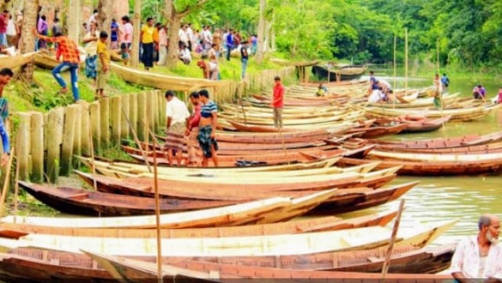 বর্ষার শুরুতেই জমে উঠেছে আটঘর-কুড়িয়ানার নৌকার হাট