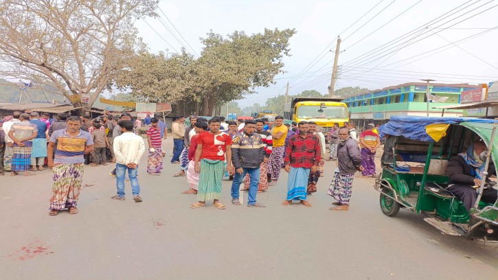 ট্রাক চালককে হয়রানীর প্রতিবাদে চাঁপাইনবাবগঞ্জ-সোনামসজিদ মহাসড়ক অবরোধ