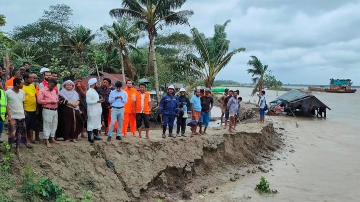 রিমালের তাণ্ডবে বাঁধ ভেঙে তলিয়ে গেছে আমতলীর নিম্নাঞ্চল 