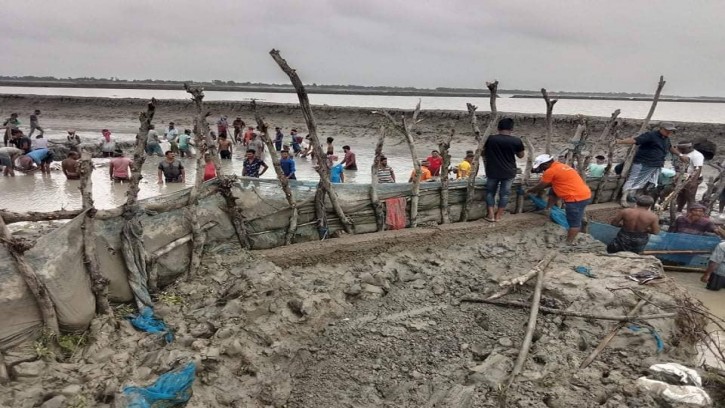 পাইকগাছায় স্বেচ্ছাশ্রমে শিবসার ভাঙ্গনকৃত বাঁধ মেরামত, অরক্ষিত কপোতাক্ষ